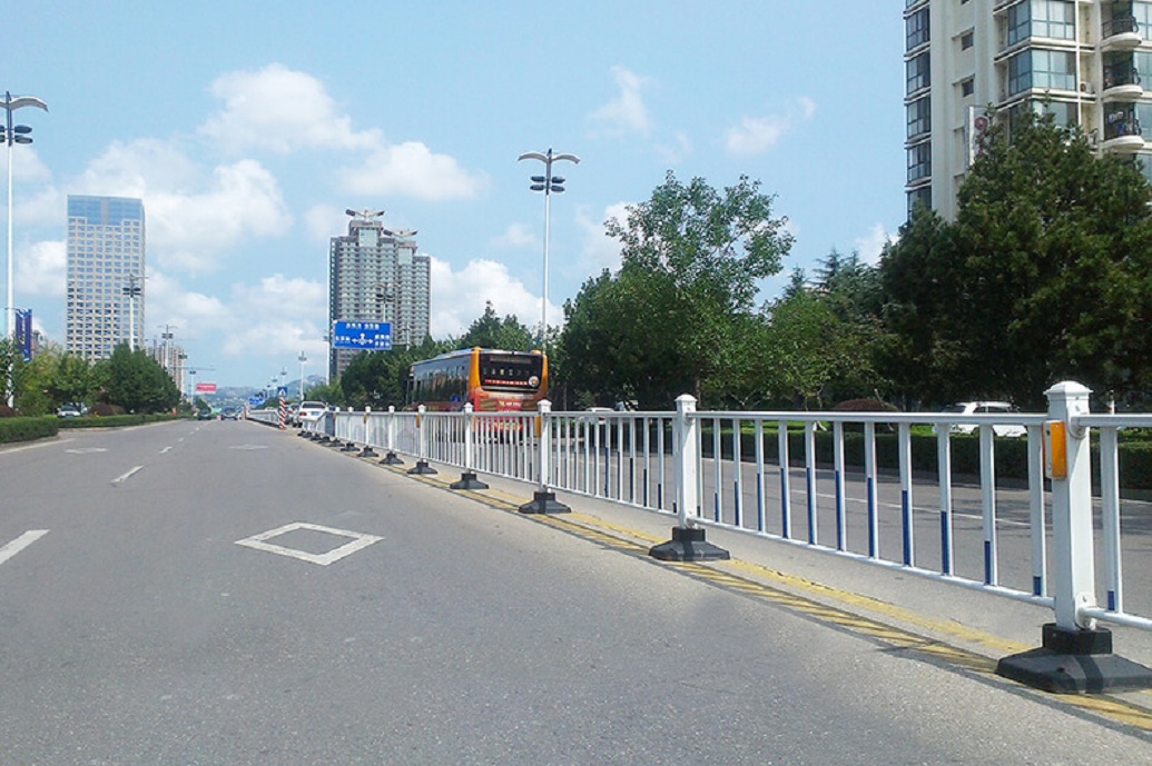 爱可青市政护栏用在武汉市政建设，共15万米